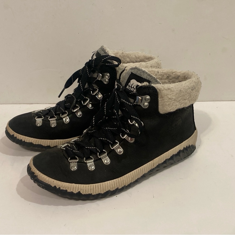 Sorel Black and White Out N About Conquest Waterproof Shearling Boots Sz 8.5